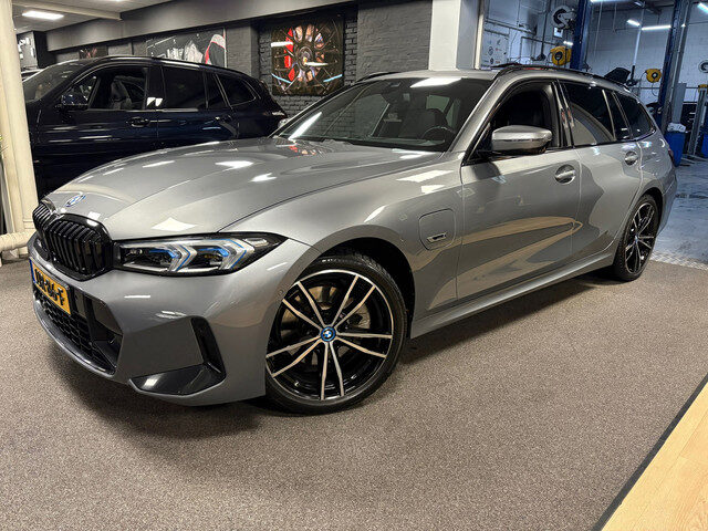 BMW 3 Serie touring 330e xDrive M-pakket facelift / Panorama-dak / head-up / 360 camera / Harman-Kar