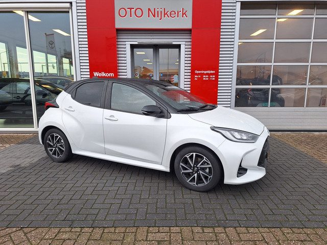 Toyota Yaris 1.5 Hybrid Dynamic Bi-Tone
