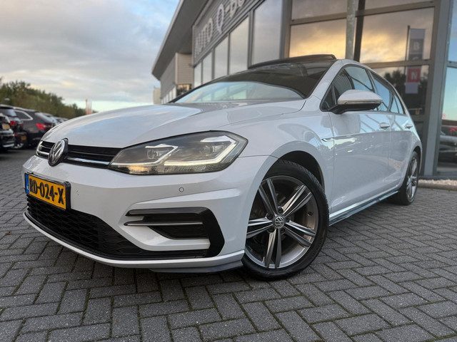 Volkswagen Golf 1.0 TSI Highline Business R | Virtual Cockpit | Panorama | Trekhaak | LED | Massage
