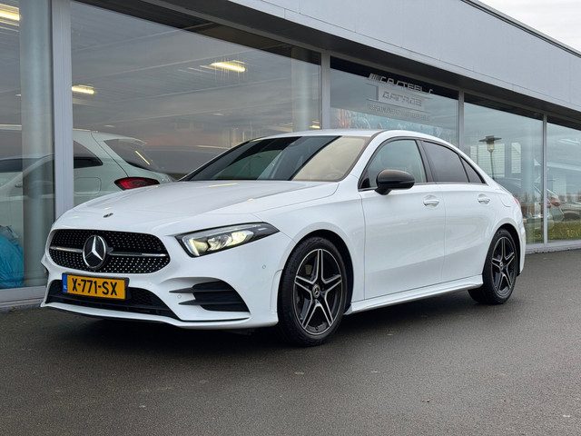 Mercedes-Benz A-Klasse 200 AMG Line Night- pakket Automaat , sfeer verlichting , achteruitrijcamera