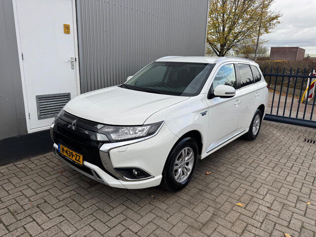 Mitsubishi Outlander 2.4 PHEV Pure / 1E EIGENAAR / AIRCO / CRUISE / PARKEERSENSOREN / TREKHAAK / CAM