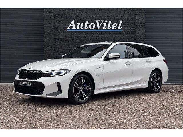 BMW 3 Serie touring 330e M-Sport | 19,5 kWh Accu | Panodak | Head-Up | Memory | Trekhaak | 360° Came