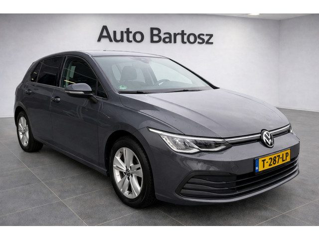 Volkswagen Golf | 64.138 km | Adaptieve cruise control | Parkeercamera | LED | Navigatie | Clima | C