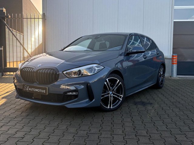 BMW 1 Serie 118i Executive M Sport / CARPLAY / STOELVERWARMING / STORM BAY