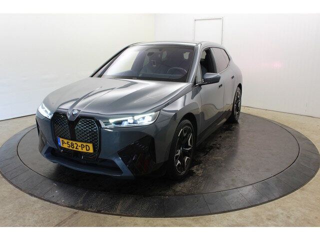 BMW iX xDrive40 High Exe Sport SOH 100% El Trek Pano Head Up Camera