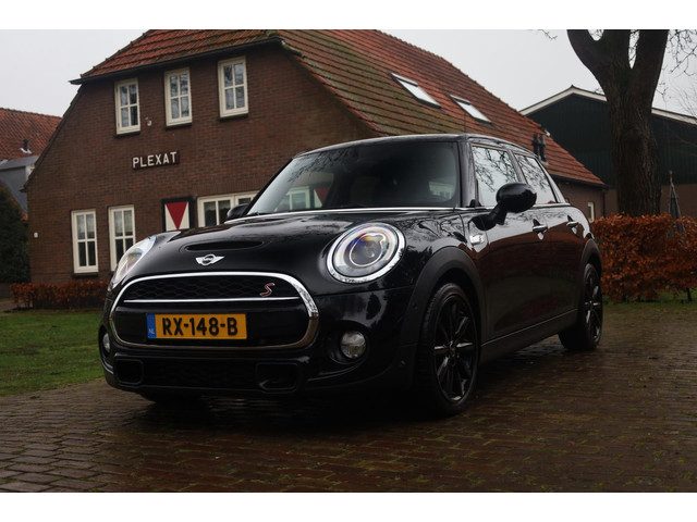 MINI Cooper S 2.0 Chili Serious Business Aut. | Harman-Kardon | Panorama | HUD | Dealeronderhouden |