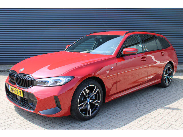 BMW 3 Serie touring 330e M-Sport Melbourne-Red Metallic Adaptive-Led Head-Up Harman-Kardon 360-Carme
