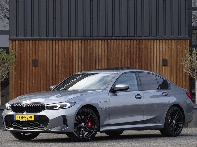 BMW 3 Serie 330e 292PK X-Drive M-Sport Pro / Carbon / Harman Kardon / 2022