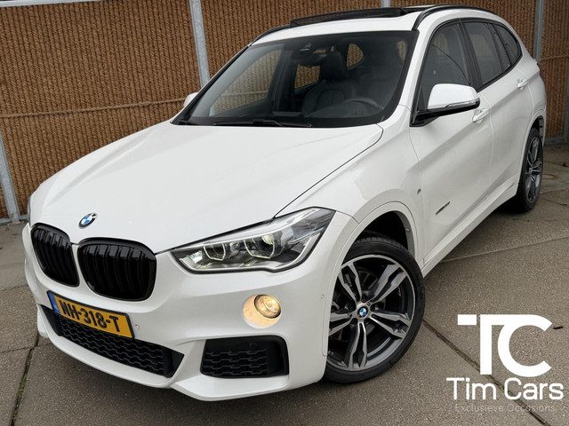BMW X1 sDrive20i M-sport Automaat | Panoramadak | Leren bekleding | Stoelverwarming | Flippers | Cru