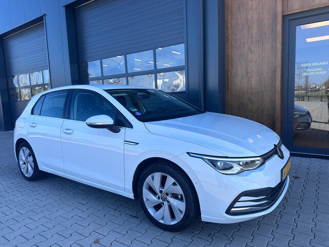 Volkswagen Golf 1.5 eTSI Style automaat l head up l camera