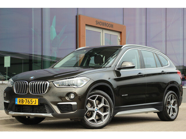 BMW X1 sDrive20i Corporate Lease Executive | LED | Half leder | PDC |