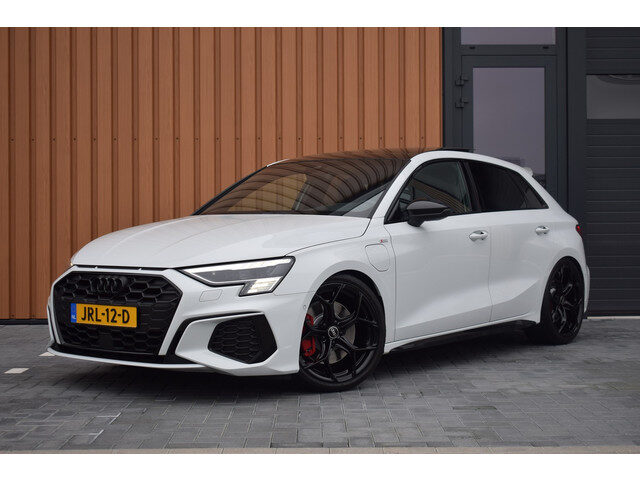 Audi A3 Sportback 45 TFSI e S-line Competition | RS stoelen | Pano | 19"