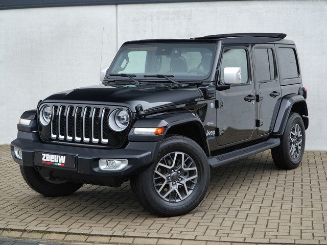 Jeep Wrangler Unlimited 4xe 380 PK Sahara | Leder | Soft Top | Overland | Camera | 18"