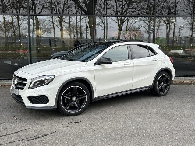 Mercedes-Benz GLA 180 AMG // Panoramadak // Nightpakket // 19" Velgen // Navigatie // Bi-Xenon // Cr