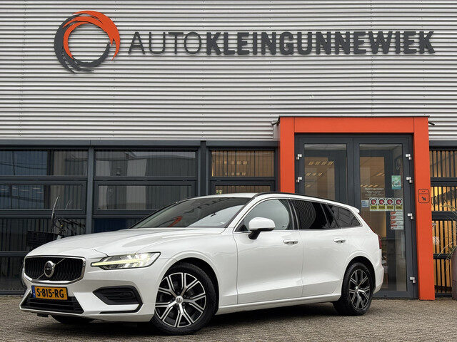 Volvo V60 2.0 B3 Core / €500,- Nieuwjaarsvoordeel! / NL Auto / Stoel & Stuurverwarming / Achterruitr