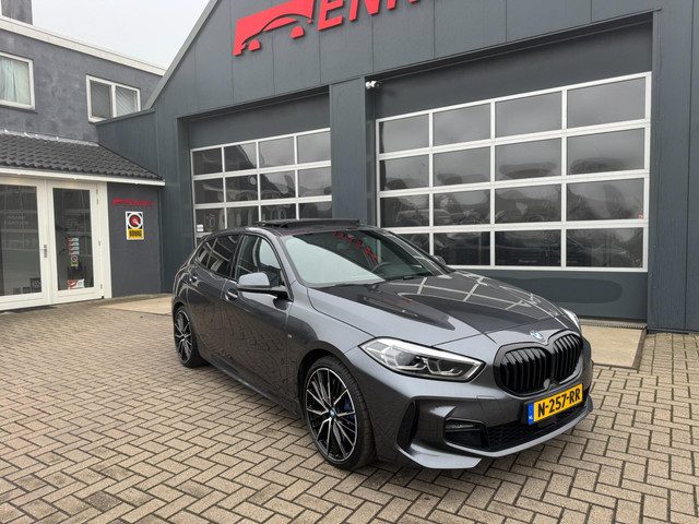 BMW 1 Serie 120i Business Edition Plus M-Sport / Pano / M -Sportzetels / Camera .
