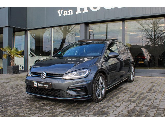 Volkswagen Golf 1.5 TSI Highline R Line PANO NAVI LED DSG7