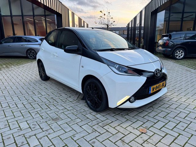 Toyota Aygo 1.0 VVT-i x-play Automaat Airco Bi Color Camera