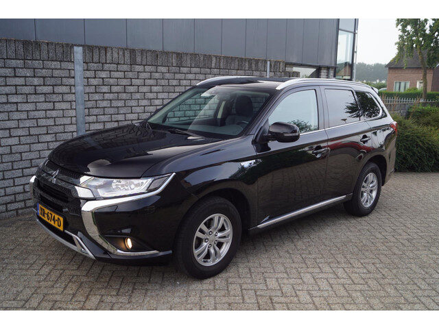 Mitsubishi Outlander 2.4 PHEV Pure 4WD Automaat Leder/Alcantara Navi Camera Apple Carplay Clima Crui