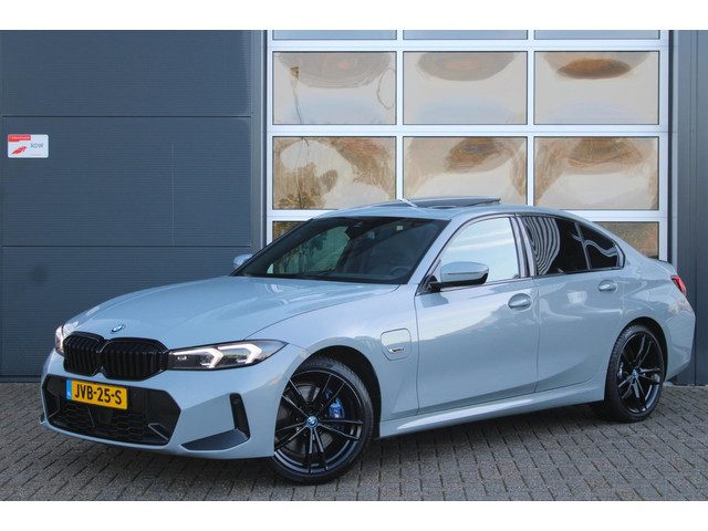 BMW 3 Serie 330e xDrive M-Sport Pro | Kuipstoelen | Pano | ACC | HUD | Memory