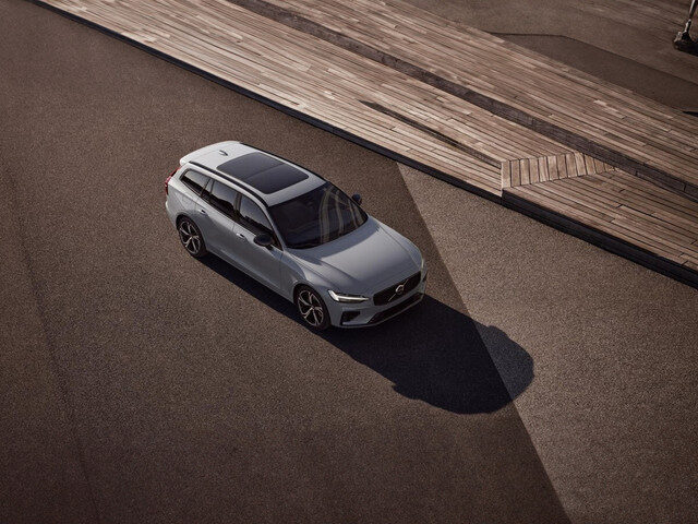 Volvo V60 T8 Plug-in hybrid AWD Plus Perform. Ed. Dark | Panoramadak | 360° camera | Stoel- en Stuur