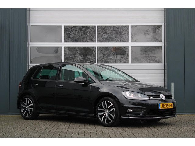 Volkswagen Golf 1.2 TSI Connected Series R-Line Cruise/Camera/Stoelverwarming/Bi-Xenon/Keyless/PDC/L