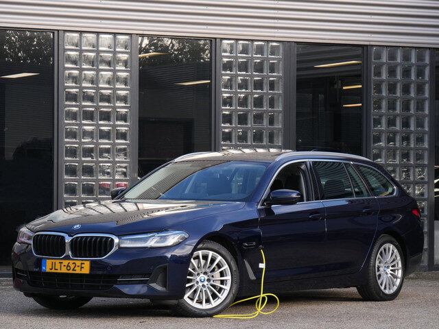 BMW 5 Serie touring 530e/ PANORAMADAK/ HEAD-UP/ TREKHAAK/ H&K AUDIO/