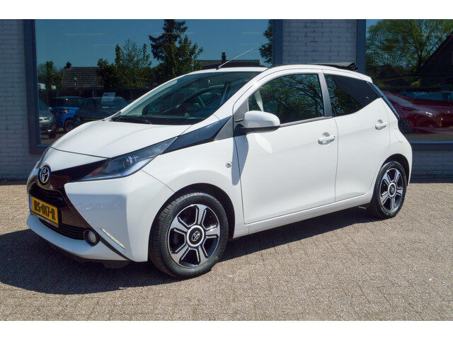 Toyota Aygo 1.0 VVT-i x-pose | Cabriodak | Navigatie | Clima | Automaat | Camera | 2 nieuwe banden