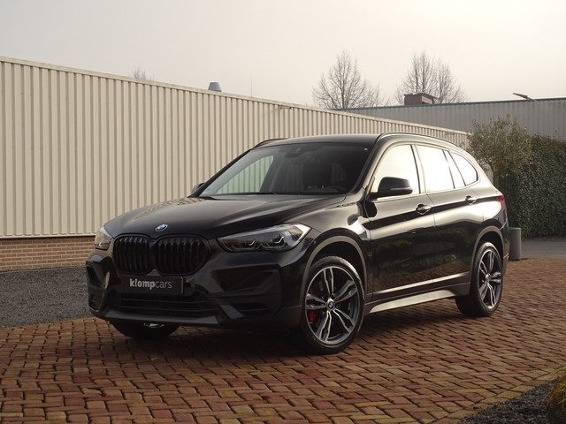 BMW X1 sDrive20i Sportif | All-Black | Uniek | Custom | 19 inch | Nav
