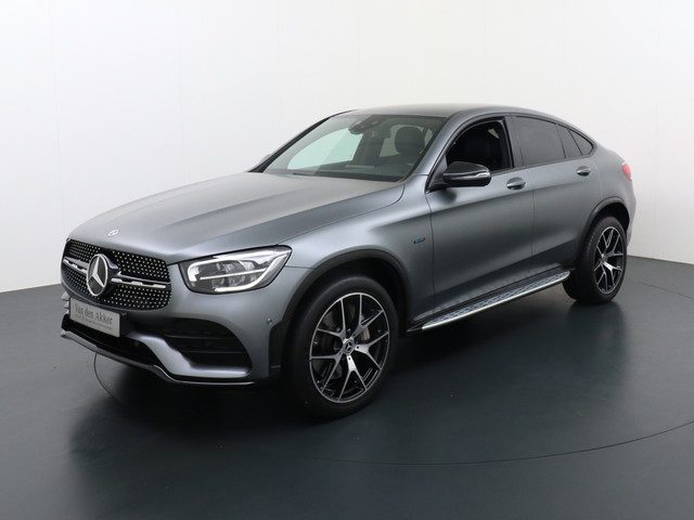 Mercedes-Benz GLC 300e Coupé AMG 4Matic // Burmester / Magno Grijs // 20 inch // Treeplanken // Nigh