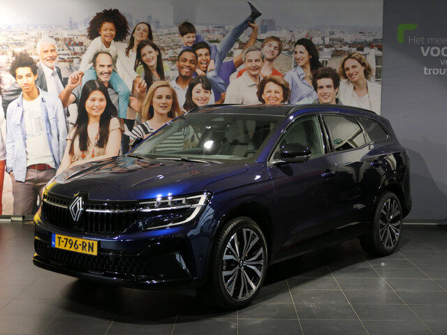 Renault Espace E-Tech full hybrid 200 iconic 7p. - Occasion Lease vanaf €689 p/m -