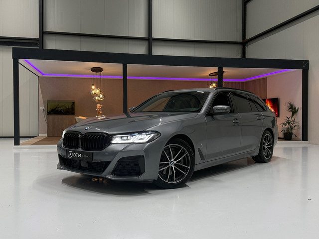 BMW 5 Serie touring 520i Business Edition Plus M-pakket Hud Navi DAB Carplay Trekhaak Stoelverw. Mem