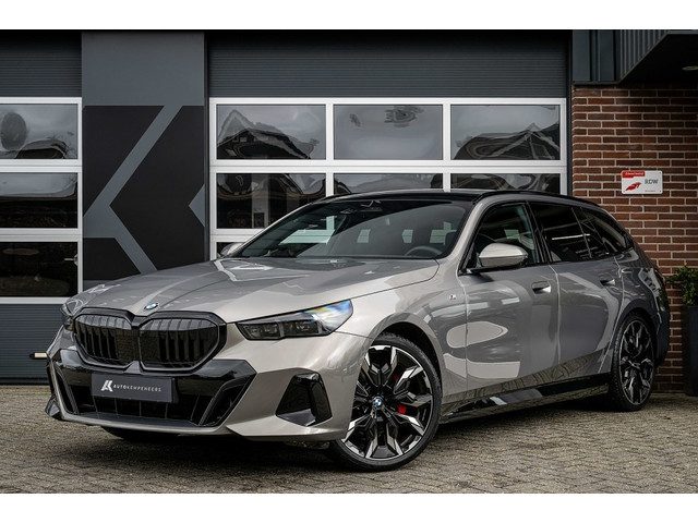 BMW 5 Serie touring 520i M Sport Pro | Panorama | Bowers & Wilkins | Head-Up | 360° | 21 Inch | Trek